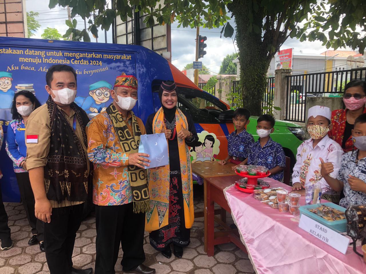 Kadisdik Kabupaten Kapuas Drs. Aswan, Adyatama Kepariwisataan dan Ekonomi Kreatif Erliansyah, Kepala Sekolah SDN 3 Selat Hilir Ratu Muliana, Kepala OPD terkait, Forkopimda Kapuas dan siswa siswi SDN 3 Selat Hilir, di halaman Sekolah SDN 3 Selat Hilir