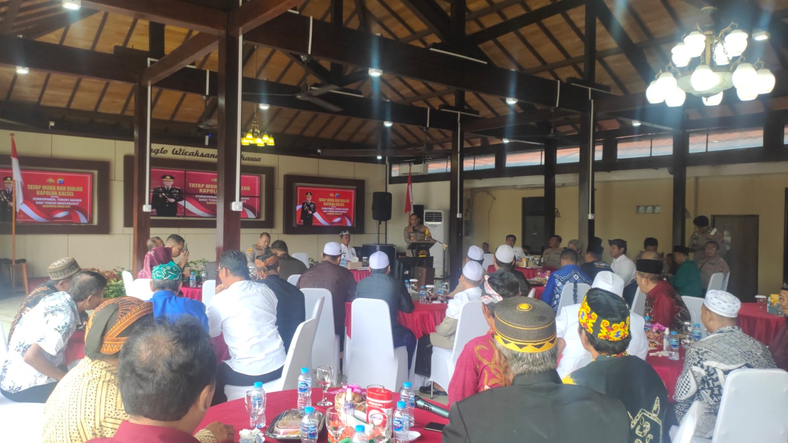 Kapolda Kalsel dalam sambutan nya saat silatuhami dengan Para tokoh agama, Aula Joglo Wicaksana Polres Tala, ( Asep/LK)
