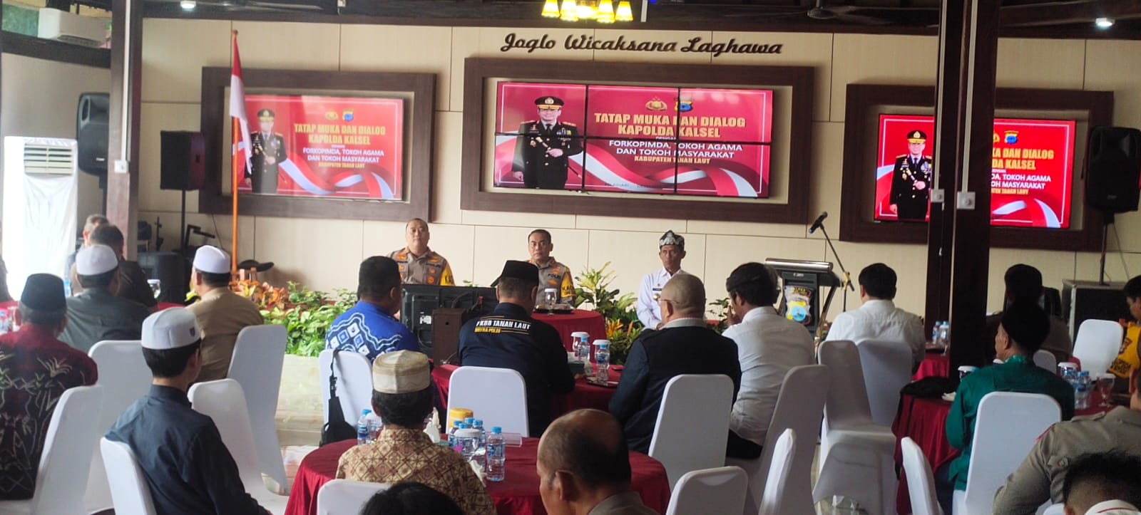 Kapolda Kalsel Irjen Pol Andi Rian Djajadi bersilaturahmi dengan Forkopimda, Tokoh Agama, Tokoh Masyarakat dan seluruh Etnis di Tala, di Aula Joglo Wicaksana Polres Tala ( Asep/LK)
