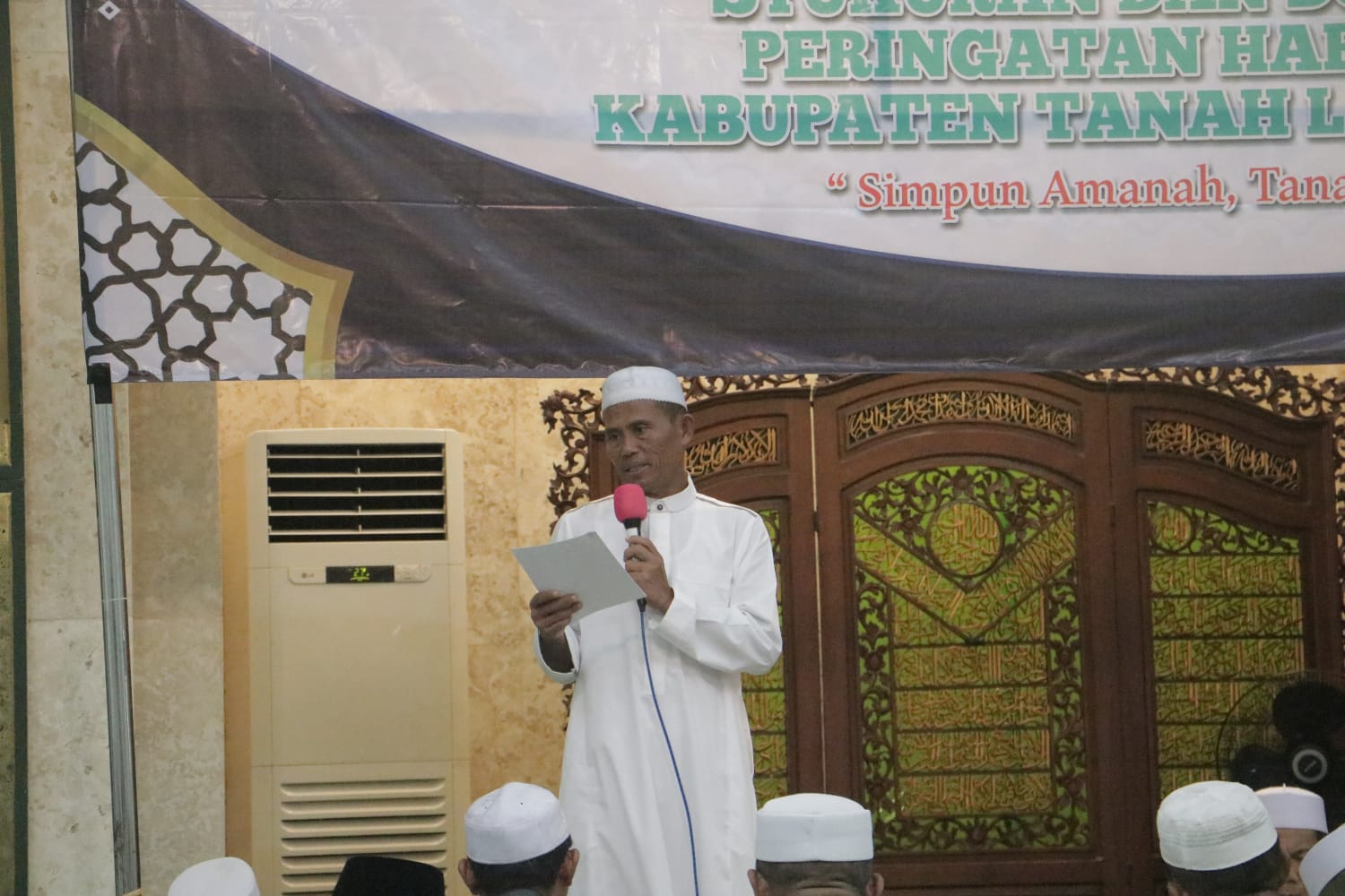 Bupati Tanah Laut HM Sukamta usai salat hajat berjamaah.