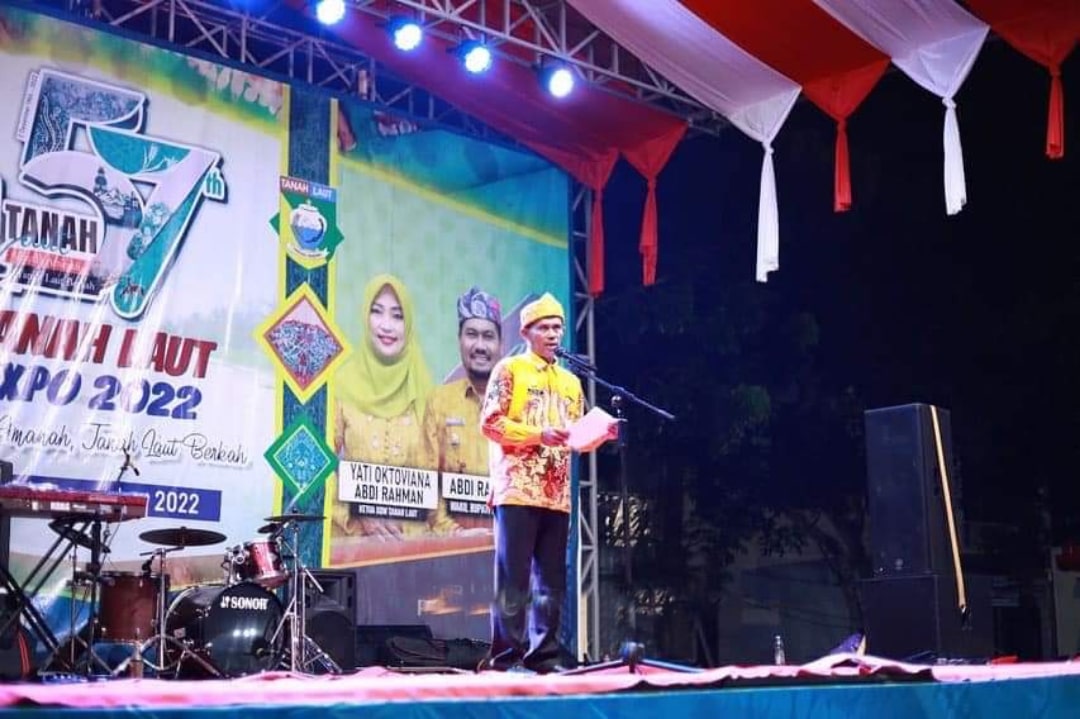 Bupati Tanah Laut, HM Sukamta saat resmi menutup gelaran expo Tala 2022 dan pasar rakyat, di Halaman Stadion Pertasi Kencana, Selasa malam (6/12).