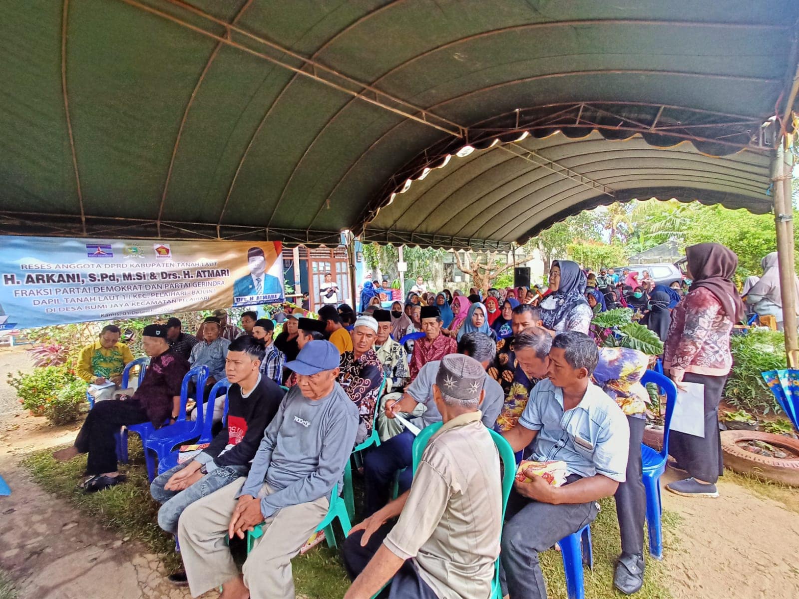 Wakil Ketua I DPRD Tanah Laut H Atmari saat melakukan serap aspirasi (Reses) pada kegiatan DPRD Tanah Laut dapil I dari Fraksi Partai Demokrat dan Partai Gerindra di Desa Bumi Jaya, Kecamatan Pelaihari.
