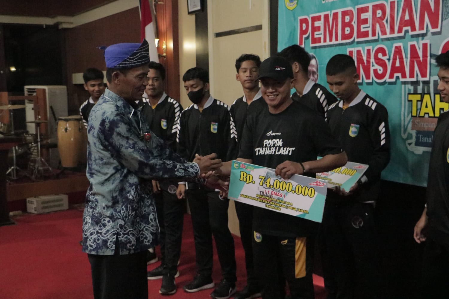 Bupati Tanah Laut, HM Sukamta saat menyerahkan bonus untuk para pelatih popda tala.