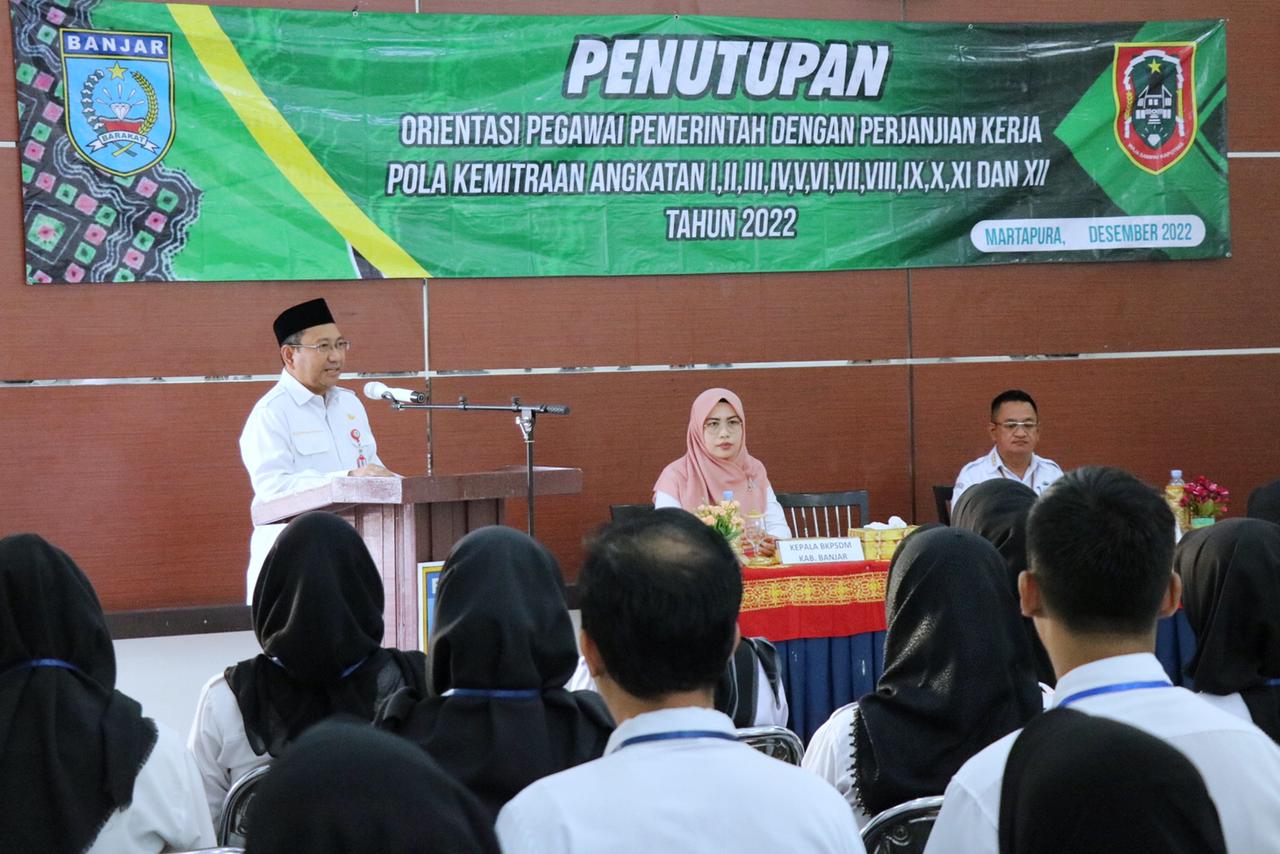 Sekretaris Daerah Kabupaten Banjar HM Hilman saat menutup kegiatan Orientasi PPPK Pola Kemitraan Angkatan I - XII Tahun 2022, di Aula Kantor BKPSDM Kabupaten Banjar, Rabu (7/12/2022) sore.