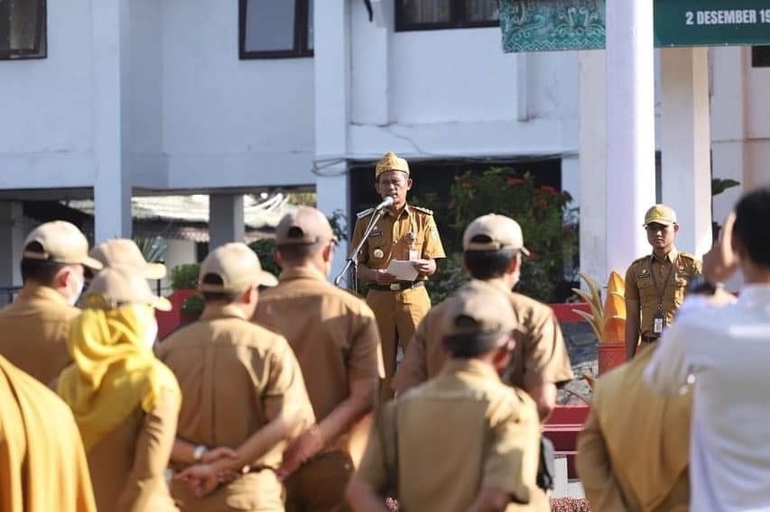 Bupati Tanah Laut HM Sukamta memimpin Apel Kerja Gabungan Lingkup Sekretariat Daerah Tala. Bertempat di Halaman Kantor Bupati Tala, Senin (12/12/2022). Foto Hums.