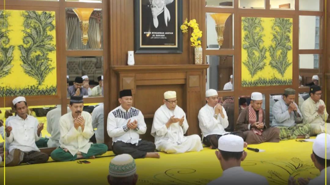 Yasinan bulanan kembali digelar di rumah jabatan Penjabat (Pj) Bupati Barito Kuala (Batola) Mujiyat,S.Sn, M.Pd di Marabahan, Kamis (12/1/12). Foto: Iwan/lenterakalimantan