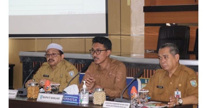 Bupati Banjar H Saidi Mansyur didampingi wakilnya Habib Idrus Al-Habsyie saat pimpin rakoor mingguan diaula barakat lantai 2, (02/01/2023).