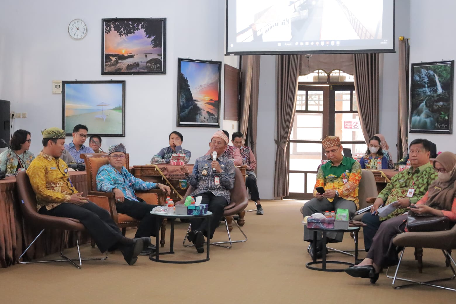 Bupati Tanah Laut, HM SUkamta saat hadiri Reviu Dokumen Perencanaan Pembangunan Infrastruktur Tahun Anggaran 2023 di Balai Mangkubumi Bappeda Tala, Kamis (19/1/2023). Foto: Dok Diskominfo Tala