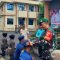 Dandim 1002/HST Letkol Kav Gagang Prawardhana, saat memasangkan baret kepada perwakilan anggota Satpol PP dan Damkar HST. Foto: ID / LK