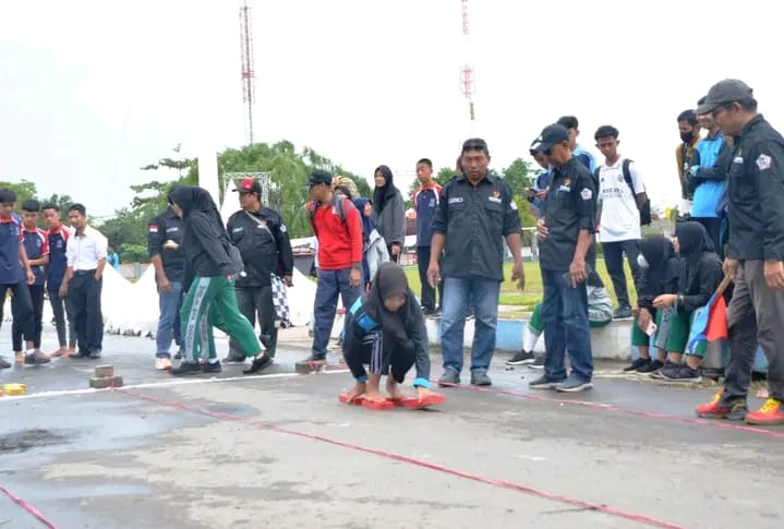 Salah satu peserta regu putri saat mempertandingkan lari balok. Foto: Iwan