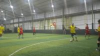 Gubernur Kalsel H Sahbirin Noor saat menggocek bola pada pertandingan futsal di Lapangan Futsal Mahligai pada sabtu (21/1/2023) malam.