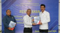 Bupati Banjar, H Saidi Mansyur saat menerima LHP dari Kepala BPK Perwakilan Kalsel, Rahmadi, di Banjarbaru, (18/1/2023). Foto: Sal/LK