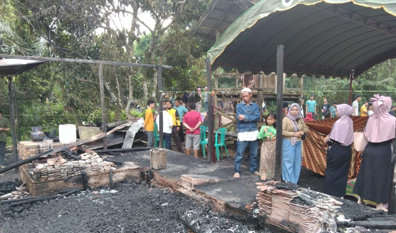 Sejumlah warga Desa Desa Mauya, Kecamatan Halong, Kabupaten Balangan, Minggu (15/1/2023) berkumpul di lokasi kebakaran yang terjadi subuh tadi. Foto: TRC BPBD Balangan