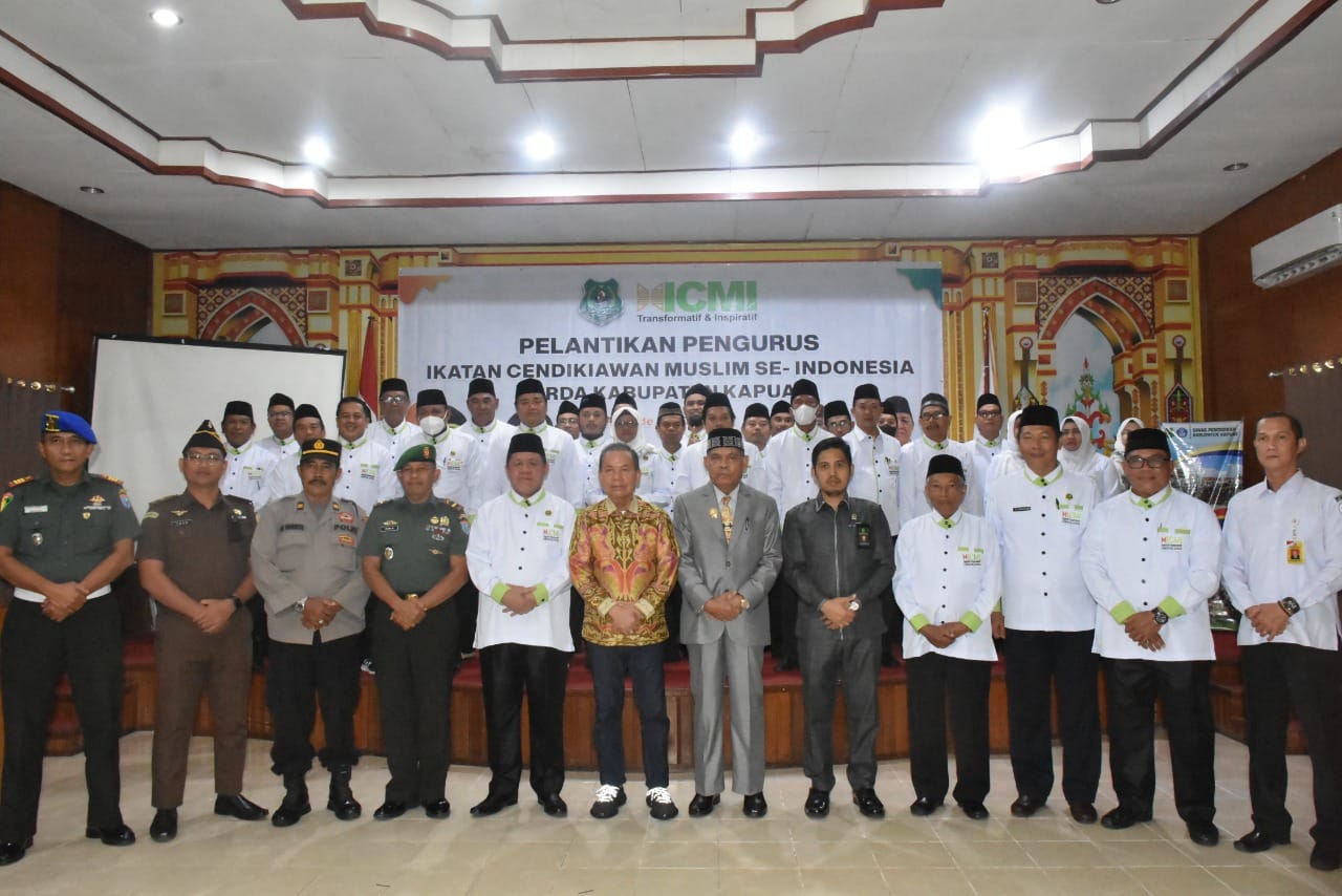 Kepala Rutan Kelas IIB Kuala Kapuas Toni Aji Priatno berfoto bersama dengan seluruh petugas Rumah Tahanan Negara Kelas IIB Kuala Kapuas, Sabtu (21/1/2023).