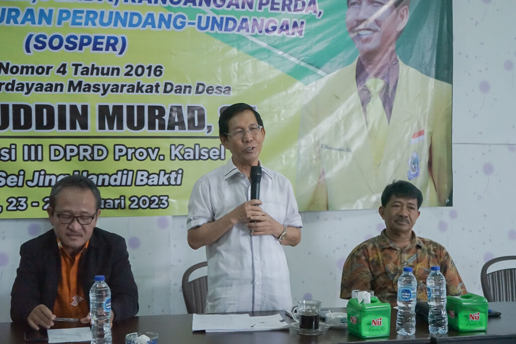 H. Hasanuddin Murad menggelar Sosialisasi Peraturan Daerah ( PERDA ) Nomor 4 tahun 2016 tentang Pemberdayaan Masyarakat dan Desa di RM. Sei Jing Handil Bakti. Selasa (24/1) sore hari. Foto: Huma dprd kalsel/5w1h.