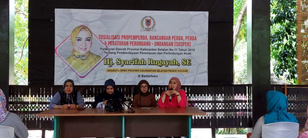 Anggota DPRD Kalimantan Selatan Hj. Syarifah Rugayah, SE. Pada kegiatan Sosialisasi Propemperda, Rancangan Perda, Perda & Peraturan Perundang-undangan (Sosper) di Amanah Borneo Park Banjarbaru. Selasa (24/1). Foto: Humas dprd kalsel/5w1h.