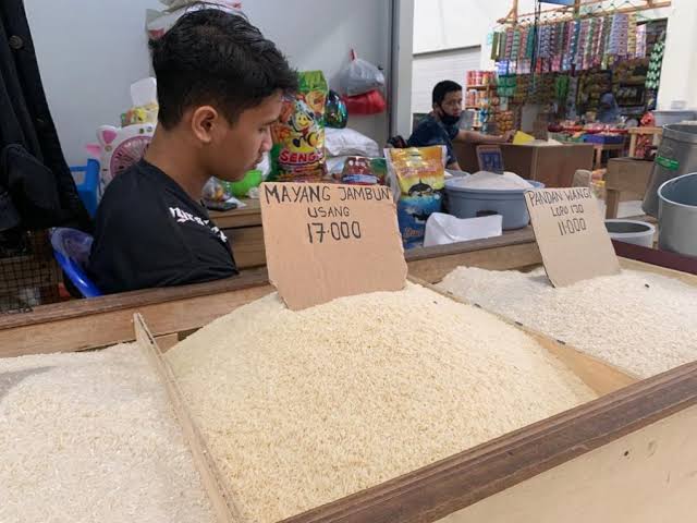 Harga Beras Lokal Naik Tinggi Ibu Rumah Tangga Menjerit (foto net.5W1H)