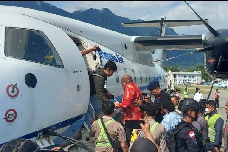Gubernur Papua Lukas Enembe sesaat sebelum diterbangkan ke Jakarta bersama penyidik KPK, Selasa (10/1). Foto: Antara
