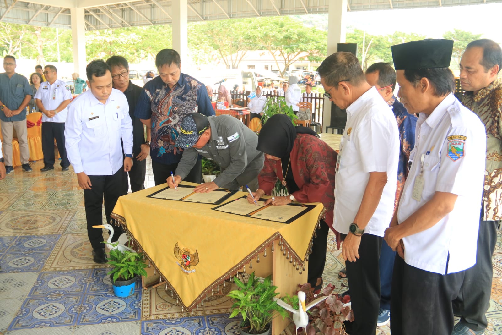 Bupati Kotabaru hadiri Penandatangan Nota Kesepakatan Bersama antara Pemkab Kotabaru dengan Universitas Dr. Sutomo Surabaya, bertempat diDesa Teluk Mesjid Kecamatan Pulau Laut Timur kabupaten kotabaru ( Foto: 5w1h).