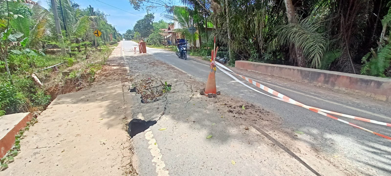 jembatan di jalan poros Desa Bukit Mulia Kintap, terlihat sebagian jalan terlihat berlubang. ( Photo Asep/ LK Tala )