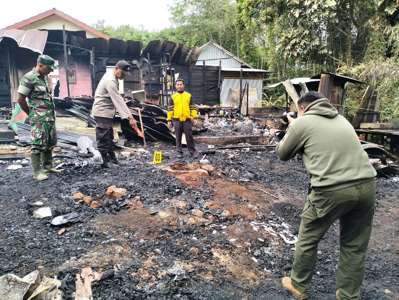 Satreskrim Polres Balangan telah melaksanakan olah Tempat Kejadian Perkara (TKP) kebakaran di Desa Mauya RT 01, Kecamatan Halong. (Foto: Polres Balangan).
