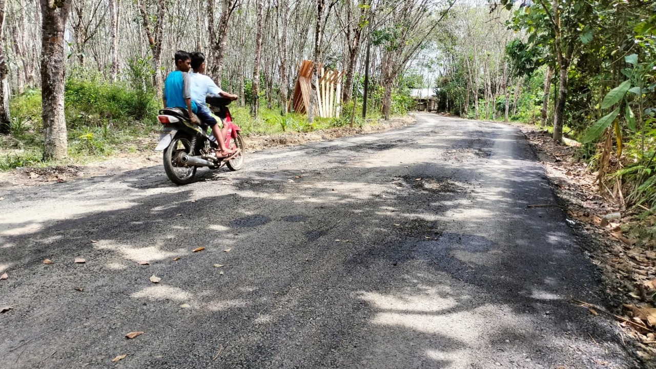 Kondisi jalan yang tidak sampai satu pekana usai diaspal akses jalan di Desa Mantimin menuju Desa Guha, Kecamatan Batumandi, Balangan kembali rusak. (Foto: Lenterakalimantan.com/Rins)