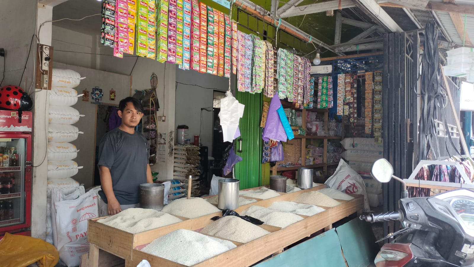 salah satu penjual beras di Paringin, (Foto : Rins)