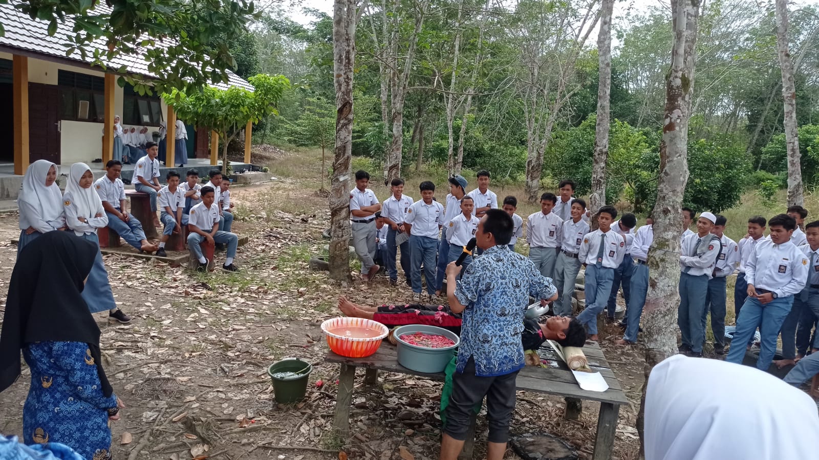 guru Agama Islam, Ardiansyah dan Rupika saat mengajarkan memandikan jenazah ( Foto: Rin/LK).