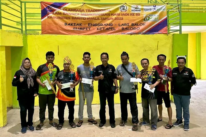 Ketua KORMI Batola, Akhmad Wahyuni foto bersama dngan pemenang lomba( Foto: Humas Pmd).