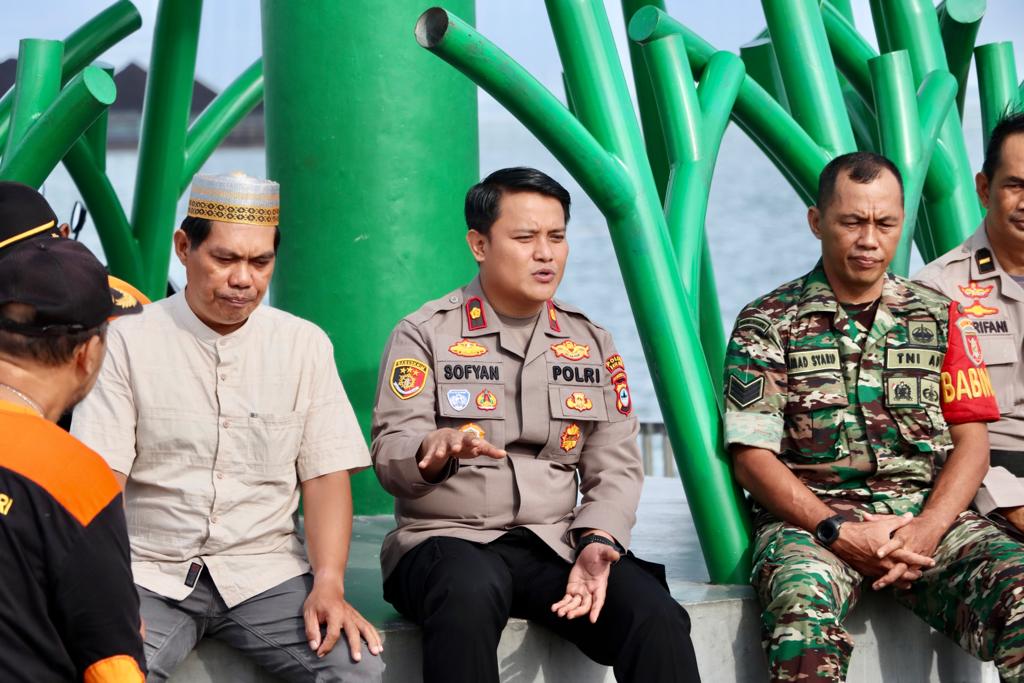 wakapolres Kompol Sopyan.SIk. Polres Kotabaru menggelar Jumat Curhat di Desa Rampa Kec. Pulau Laut Utara Kabupaten Kotabaru bersama warga setempat Jumat (20/1/23). (Foto:Putri/LK).