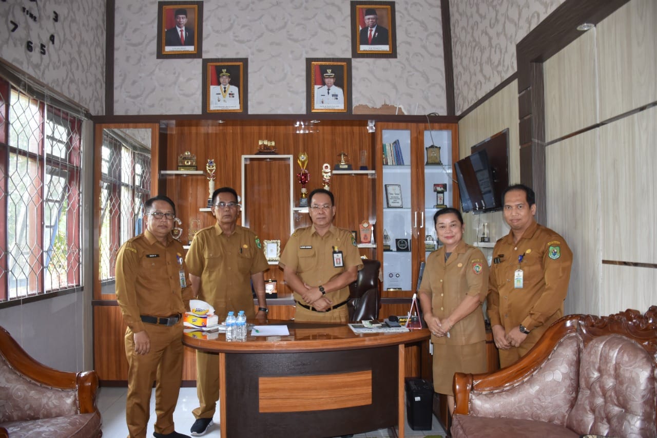 lt Kepala Dinas Komunikasi dan Informatika (Diskominfo) Kabupaten Kapuas Drs Ilham Anwar didampingi jajarannya menerima kunjungan dari Elyanie selaku Pranata Humas Ahli Muda pada Dinas Kominfosantik Provinsi Kalimantan Tengah diruang kerjanya, Selasa (24/1/2023). Foto: hms