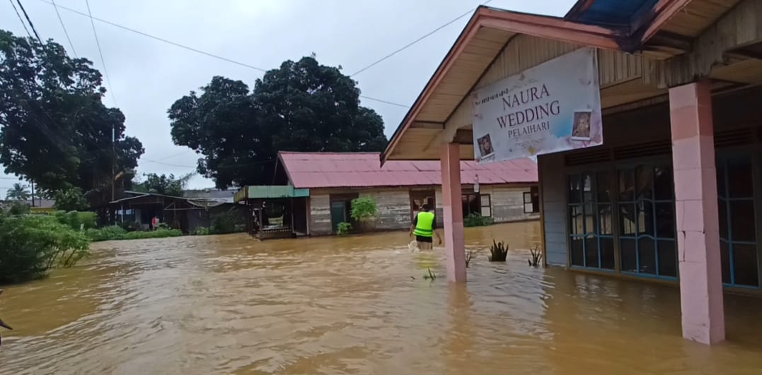 Rumah warga di Kelurahan Angsau RT 20 terendam banjir, dan lalu lintas Jalan Nasional macet. Foto: Lenterakalimantan.com/Asep Sobari