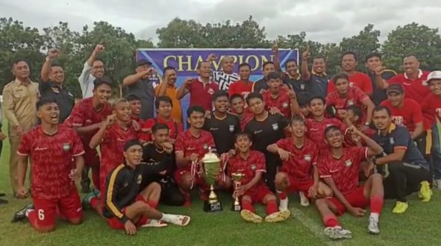 Persatuan Sepakbola Tanah Laut (Persetala) saat merayakan kemenangan nya di kejuaran Asprov kalsel ( Foto: Asep/Lenterakalimantan).