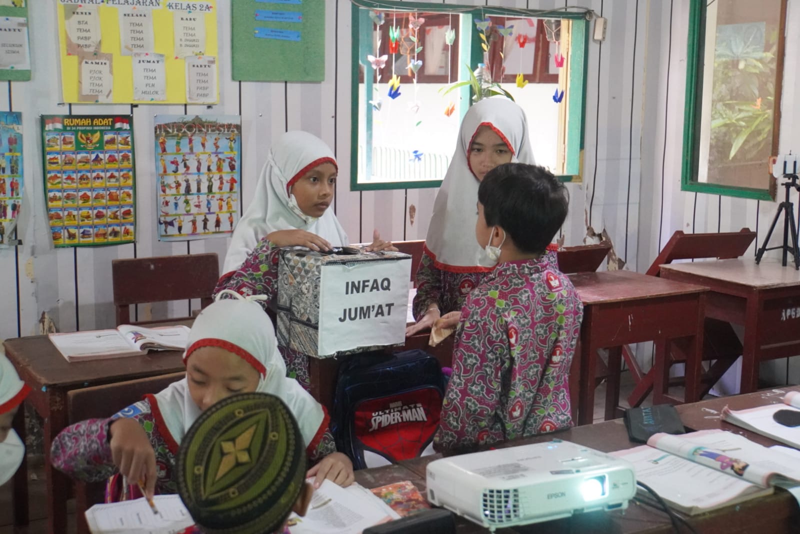 Sedekah Jumat yang dilaksanakan para siswa di SDN Kebun Bunga 5 Banjarmasin.