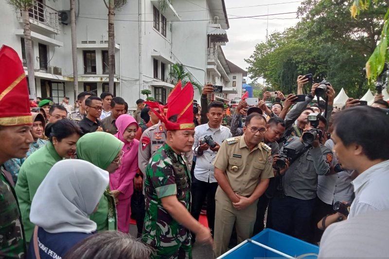 Kepala Staf Angkatan Darat (Kasad) Jenderal TNI Dudung Abdurachman didampingi Wali Kota Makassar H Ramdhan Pomanto saat mengunjungi salah satu stand pameran dari hasil karya Program Lorong Wisata, di Kota Makassar, Sulawesi Selatan (Sulsel), Rabu (11/1/2023). Foto-ANTARA/Suriani Mappong