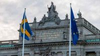 Arsip - Bendera Swedia dan Uni Eropa terlihat di depan gedung parlemen Swedia. Foto: Xinhua