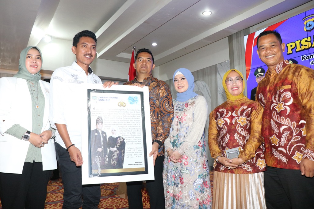 Penyerahan cinderamata oleh Bupati Banjar dan unsur Forkopimda kepada Imam Muchtarom dan Doni Hadi Santoso, Rabu (11/1/2023). Sal / Jurnalis lenterakalimantan