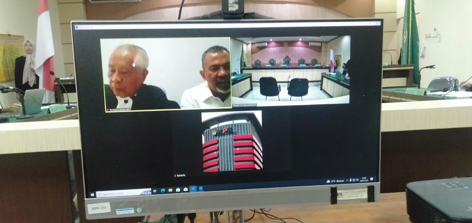Suasana sidang kasus TPPU dengan terdakwa Abdul Latief mantan Bupati HST di Pengadilan Tipikor Banjarmasin, sidang berlangsung virtual dimana terdakwa berada di LP Suka Miskin, (18/1/2023). Foto: FRA / LK