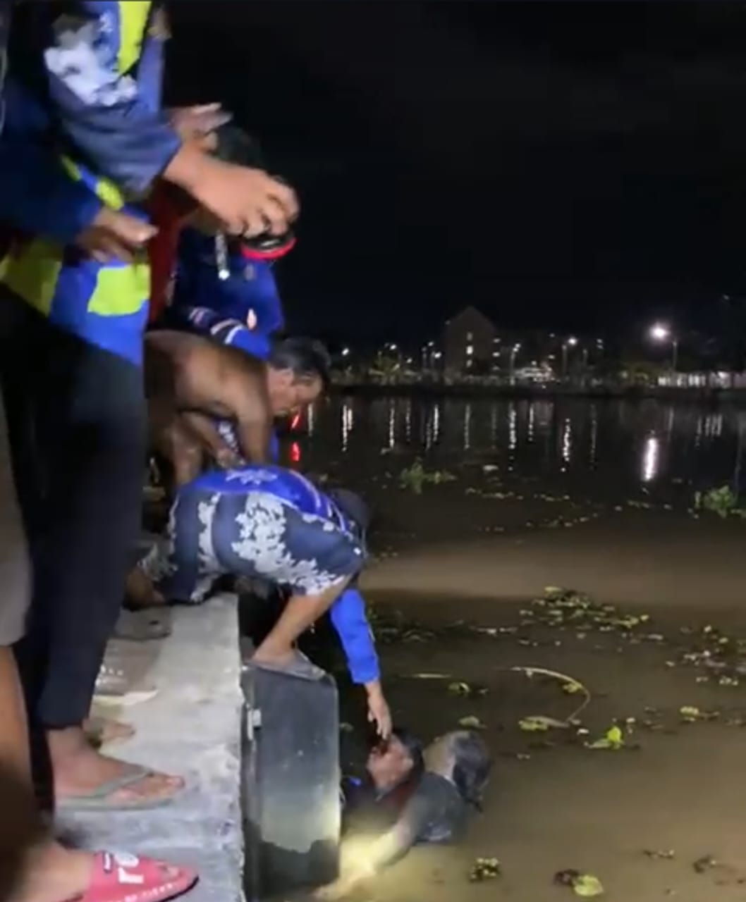 Tim gabungan berhasil menemukan korban tenggelam di Sungai martapura, jum,at (20/1). Foto Tanngkapan Layar Basarnas Banjarmasin