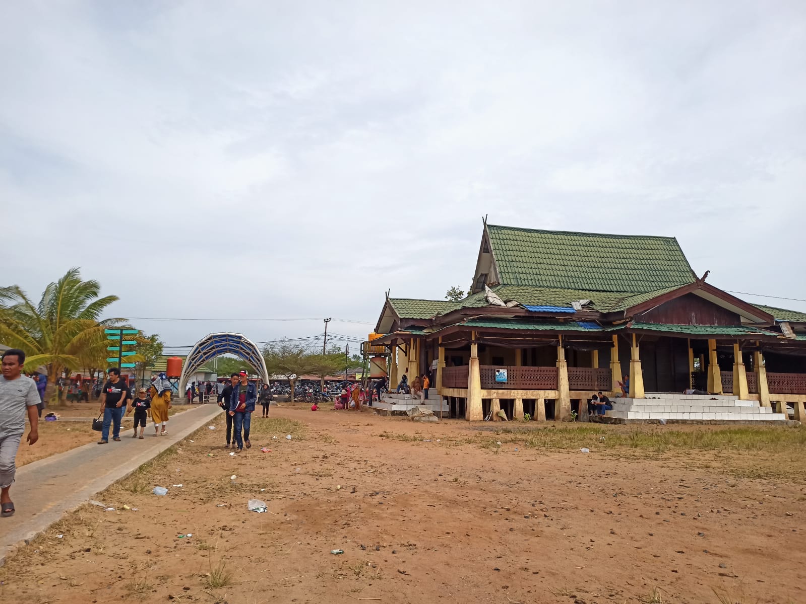 Salah satu fasilitas yang rencananya akan di perbaiki di Pantai Takisung. ( Photo Asep Sobari Jurnalis lenterakalimantan.com)