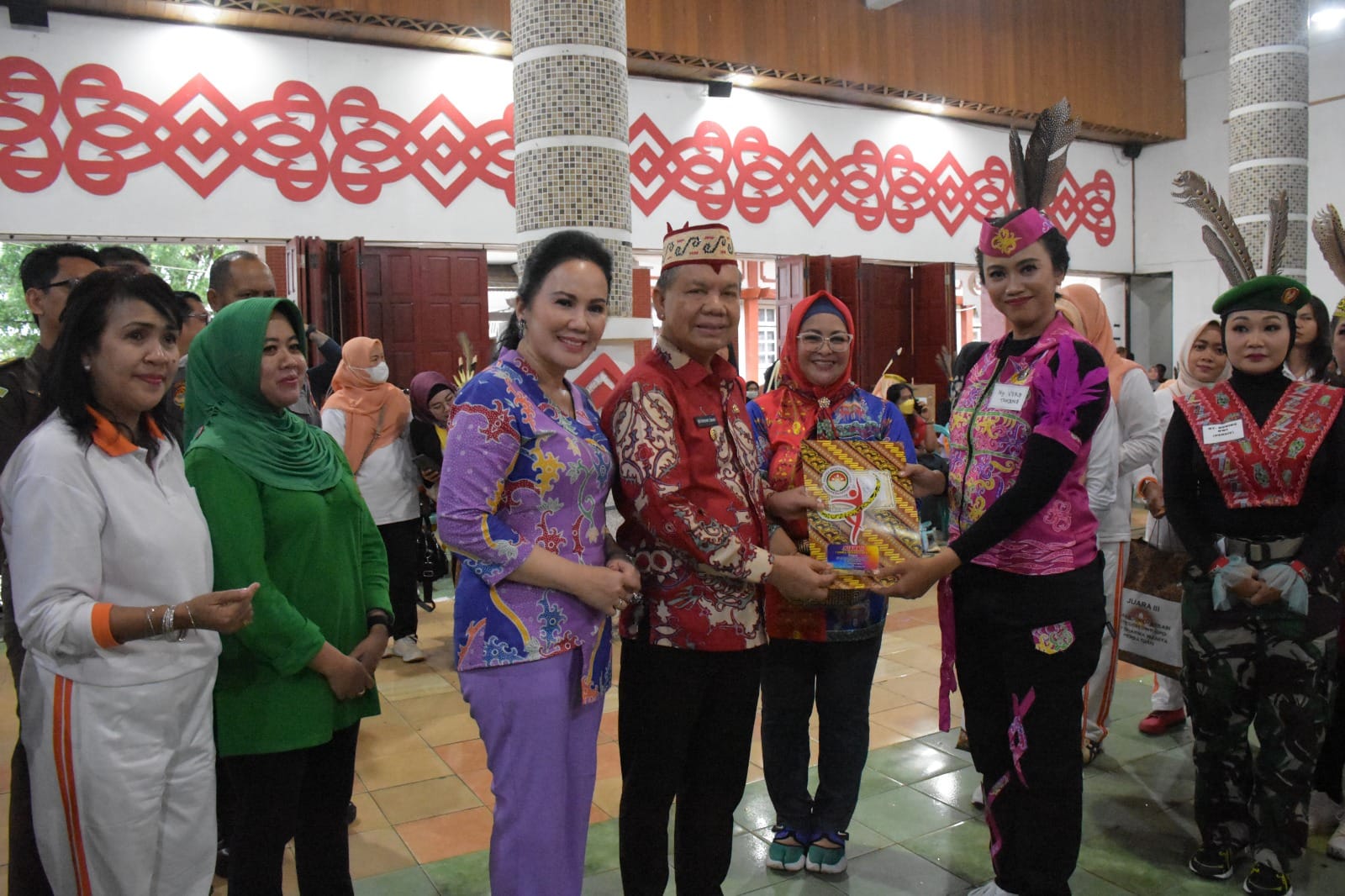 Bupati Kapuas Ben Brahim S Bahat didampingi Penasehat DWP Ary Egahni Ben Bahat, Sekda Kapuas Septedy dan Ketua DWP Kapuas Apollonia saat menyerahkan piagam kepada para pemenang lomba paduan suara dan senam kreasi yang digelar Dharma Wanita Persatuan (DWP) Kabupaten Kapuas dalam rangka memperingati Dirgahayu DWP ke-23, Hari Jadi Kota Kuala Kapuas ke-217 dan Hari Jadi Pemerintah Kabupaten Kapuas ke-72, Jumat (27/1/2023). Foto: Humas sekda kapuas.