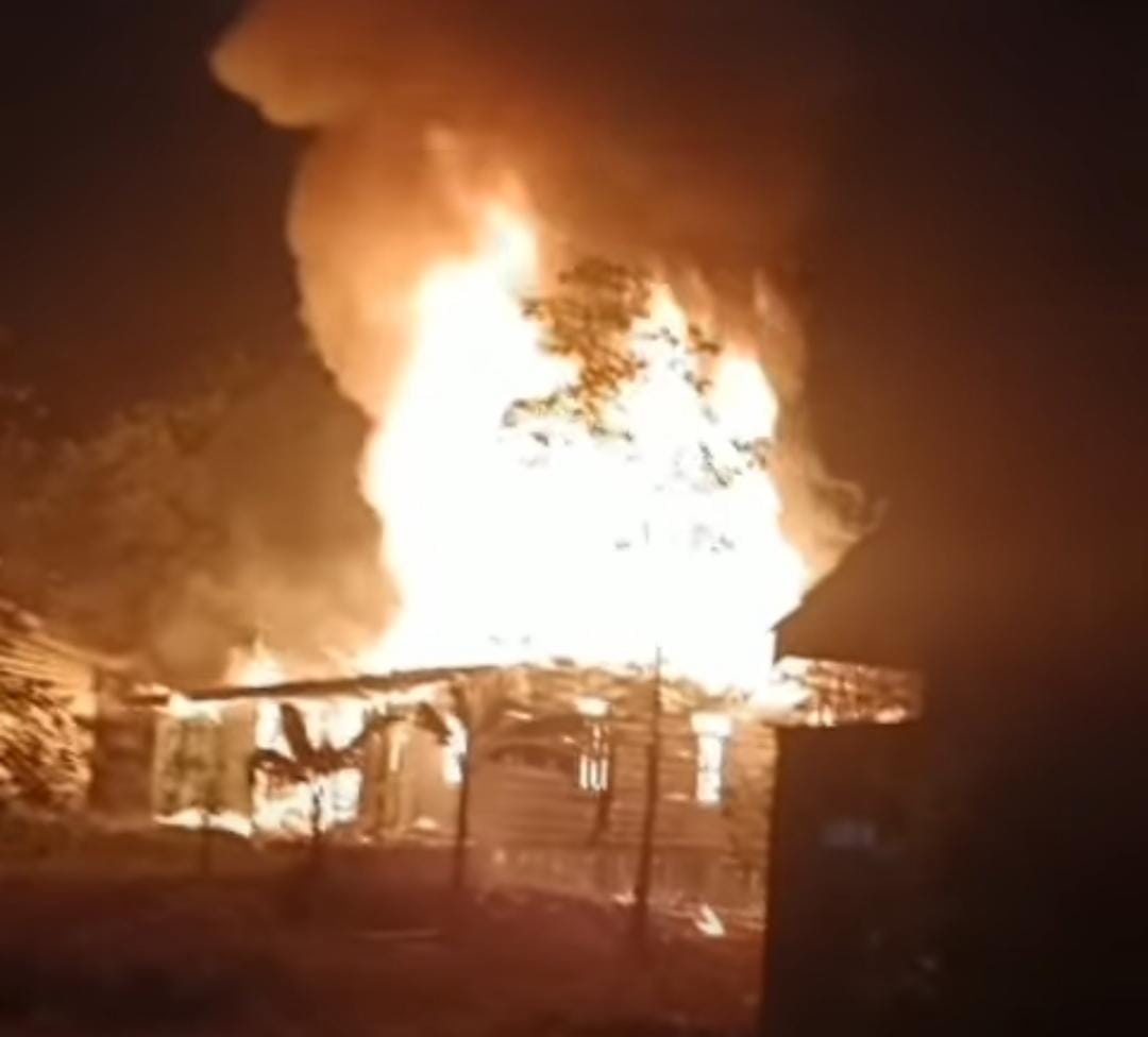 Emapt pintu kos-kosan terbakar di Kelurahan Paringin Kota, RT 13 Kecamatan Paringin, Rabu (11/1/2022) malam. Bangunan dari semi permanen (foto-Fikry lentera)