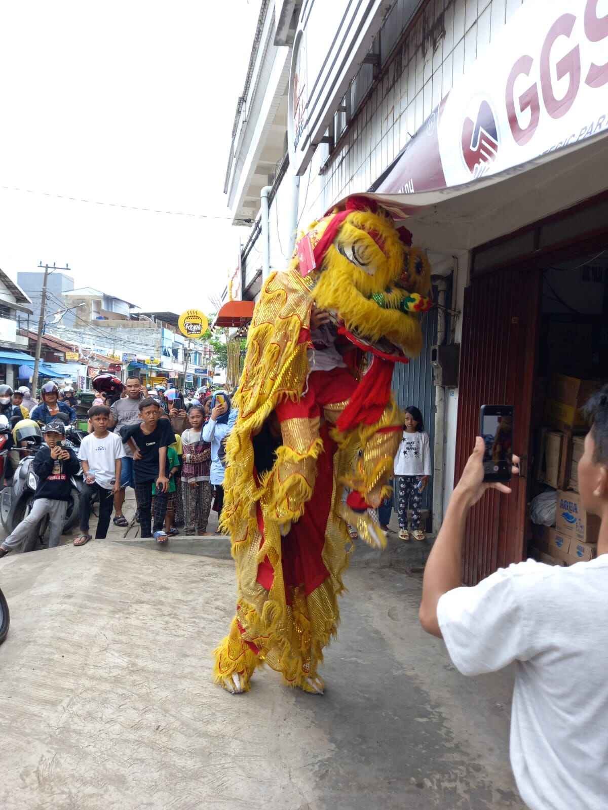 Barongsai dari Kuil An Hwa Tian Kotabaru saat berkeliling atau memasuki toko, rumah dan kantor milik warga keturunan Tionghoa, Minggu (5/2/2023). Foto: Putri
