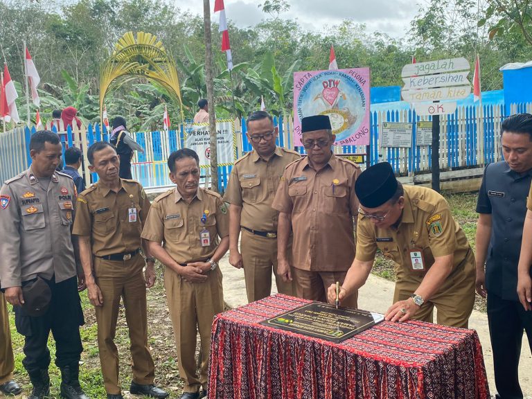 Bupati Tabalong, Dr H Anang Syakhfiani meresmikan Taman Edukasi Harus di Desa Harus Kecamatan Muara Harus, Tabalong, Senin (30/1/2023).
