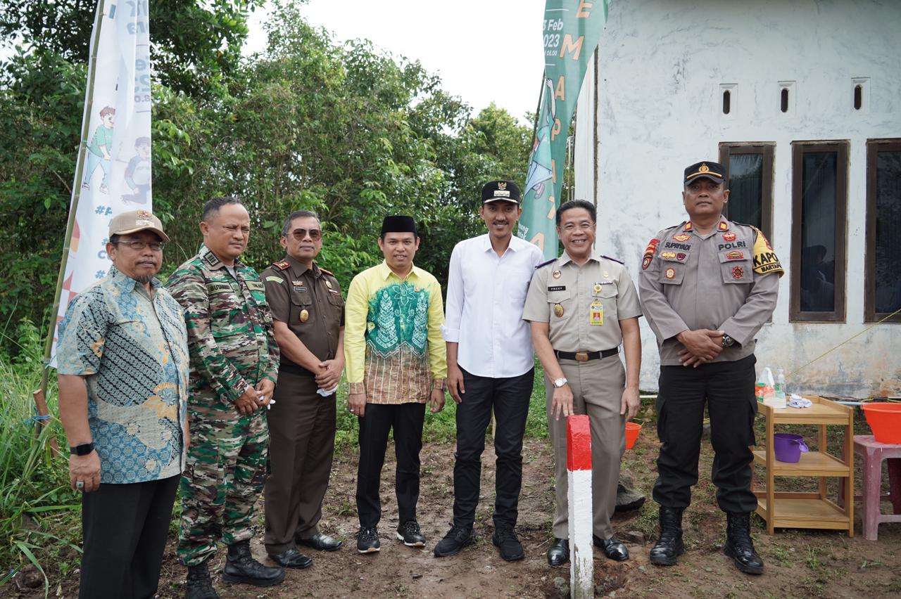 Bupati Banjar H Saidi Mansyur saat melakukan pemasangan patok tanah, menandai dukungan pemerintah daerah atas pemasangan satu juta patok batas bidang tanah untuk Indonesia, Gerakan Masyarakat Pasang Tanda Batas (Gemapatas), di Desa Sungai Sipai Martapura, Jumat (3/2/2023) pagi.
