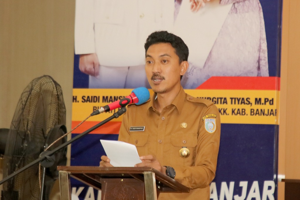 Bupati Banjar, H Saidi Mansyur saat membuka kegiatan sosialisasi BPJS Ketenagakerjaan kepada BPD se Kabupaten Banjar, di Aula Dinas Pendidikan Kabupaten Banjar, Martapura, Senin (13/2/2023) pagi.
