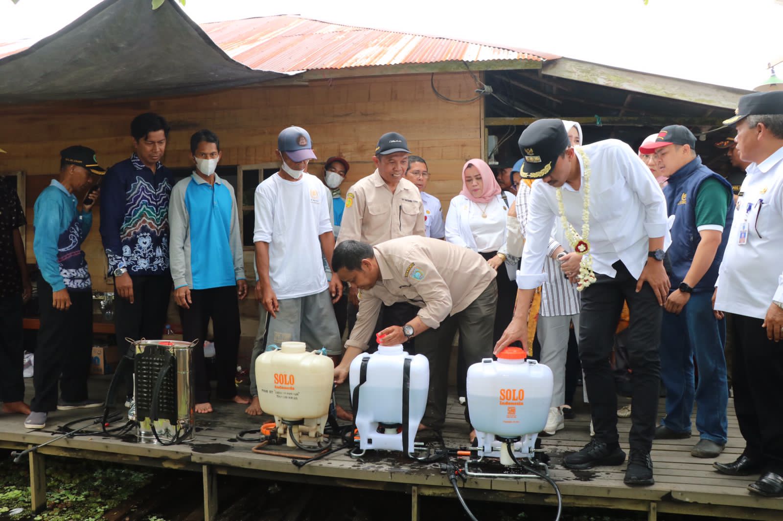 Bupati Banjar, H Saidi Mansyur saat menyerahkan alat pembasmi gulma kayu apu, Rabu (1/2/2023).