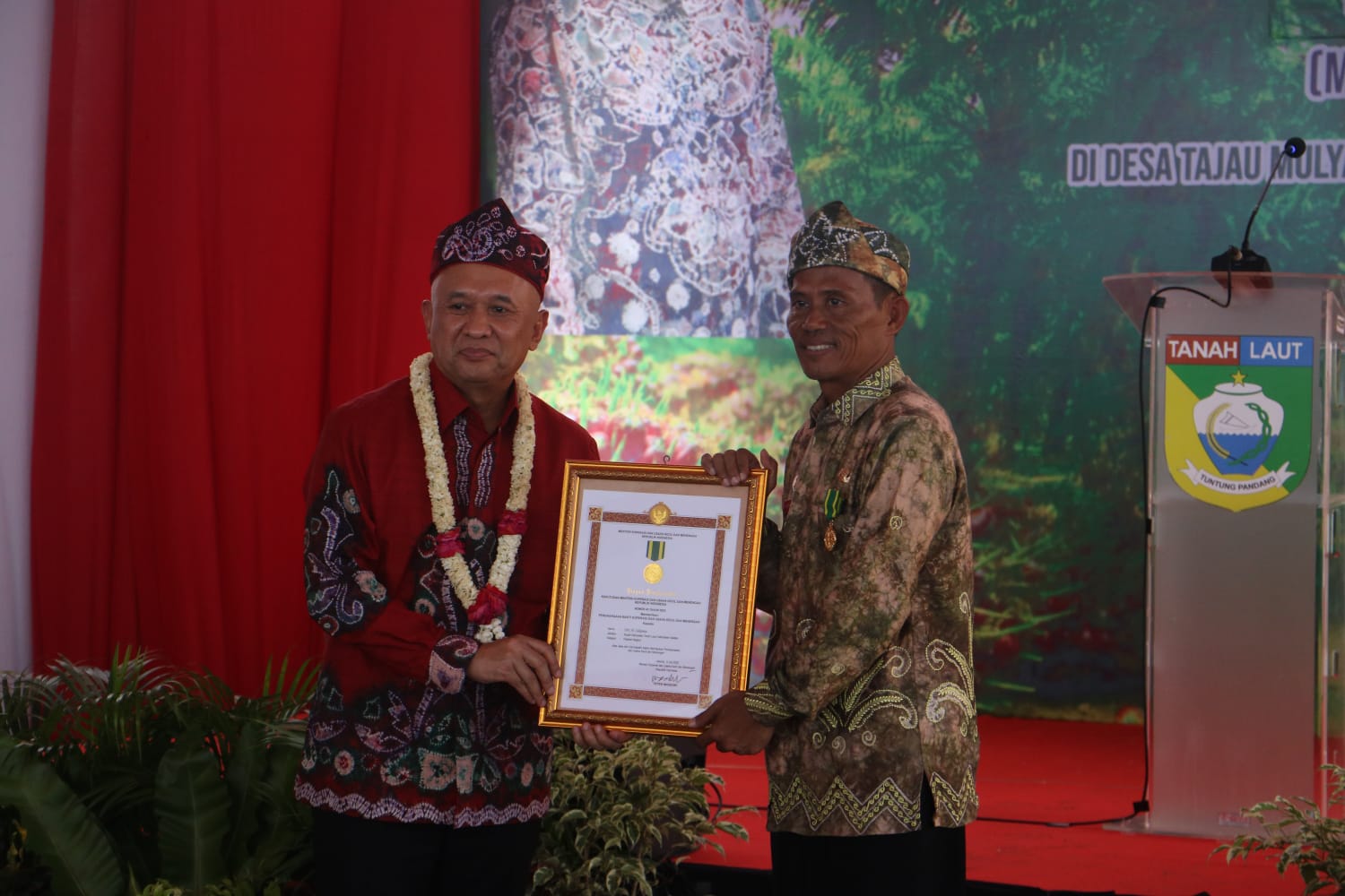 Bupati Tanah Laut HM Sukamta foto bersama dengan Menteri Koperasi dan UKM Teten Masduki. Foto-Dok.Diskominfo Tala