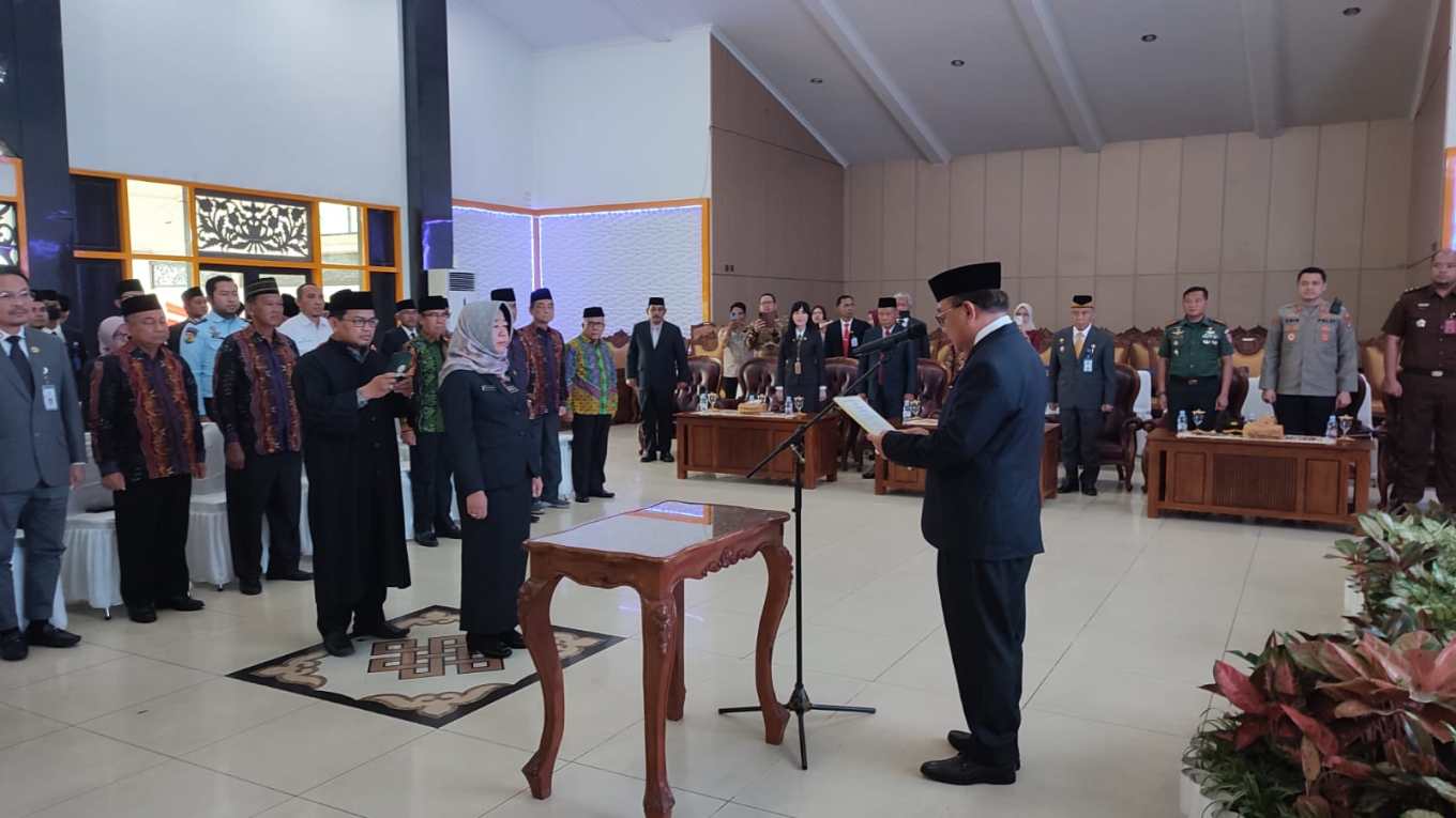 Bupati Dr H Anang Syakhfiani melantik Hj Hamida Munawarah sebagai Sekretaris Daerah (Sekda) Kabupaten Tabalong( Foto: Sekda Tabalong/5w1h)