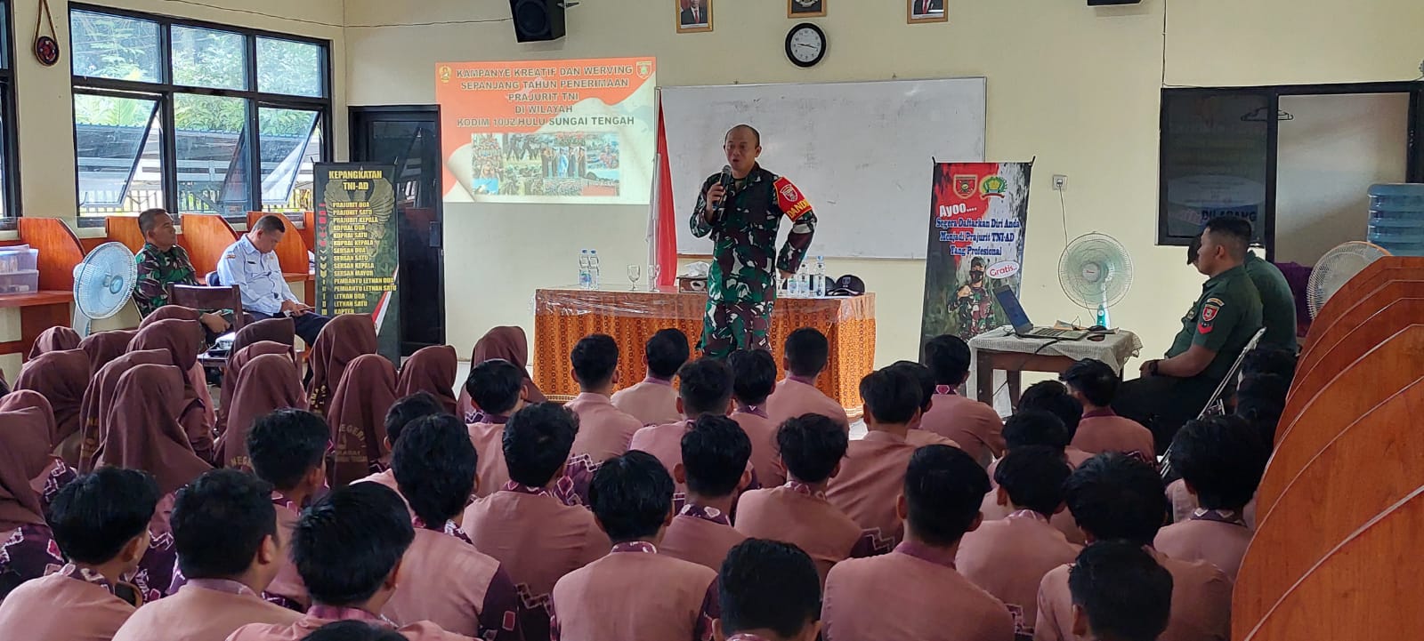Dandim 1002/HST Letkol Kav Gagang Prawardhana saat memberikan wawasan kebangsaan dan mensosialisasikan rekrutmen TNI-AD kepada siswa-siswi Kelas XII SMAN 1 Barabai. Foto-Pendim 1002/HST